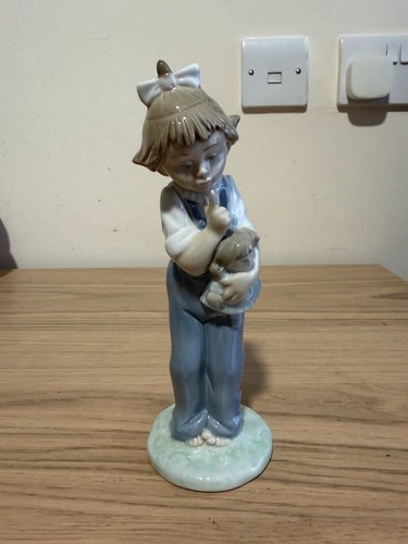 Nao lladro girl holding - nao,