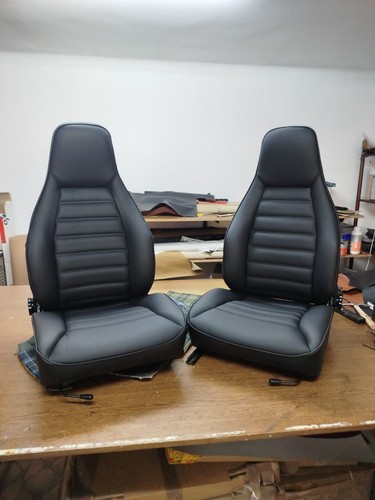 Porsche 911 pair seats in - of,