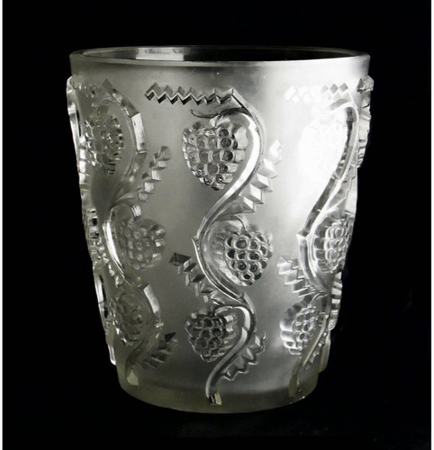 Lalique muscat vase frosted - r.,
