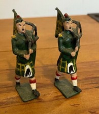 2X VINTAGE JOHN HILL & CO SCOTTISH REGIMENT BAGPIPES PIPER KILT FIGURES SOLDIERS