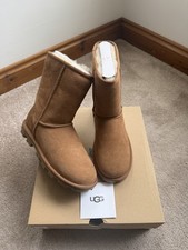 GENUINE UGG BOOTS W ESSENTIAL