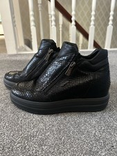IGI & CO WOMENS BLACK LEATHER REPTILE EFFECT HIDDEN WEDGE TRAINERS RRP£109