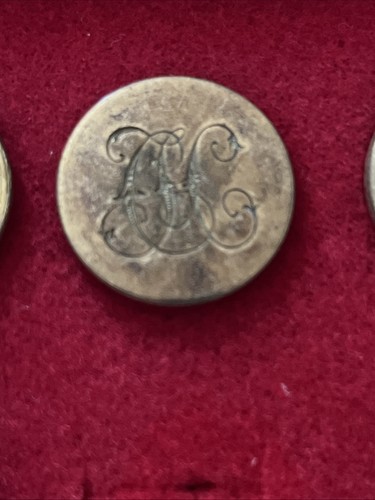 Hunt livery button - livery, button.