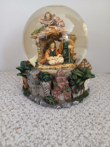 Large musical water globe snow - musical,
