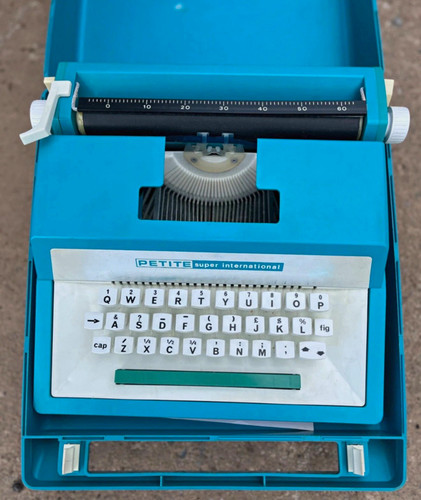 Petite portable typewriter - petite,