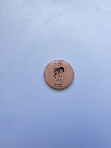 Love pin badge 1973 - is,