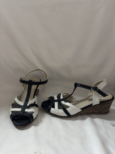 Pavers black white wedge - &,