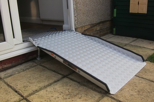 Adjustable threshold ramp with - ramp,