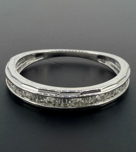 9ct 375 white - white, 0.25ct