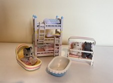 Sylvanian Families TRIPLE BUNK BED DOUBLE BUGGY MOSES BASKET BABY BATH 3 FIGURES
