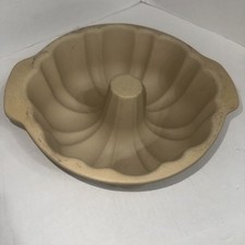 Pampered Chef Fluted Bundt Pan Family Heritage Stoneware Retired 1440 10”
