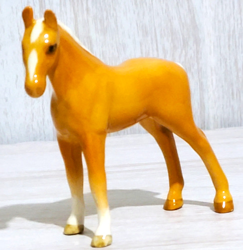 Beswick small palomino foal - small,