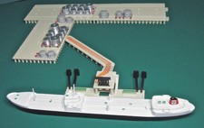 TRIANG MINIC SHIPS TANKER WHARF SET BP TANKER & Storage tanks Code 3 VG