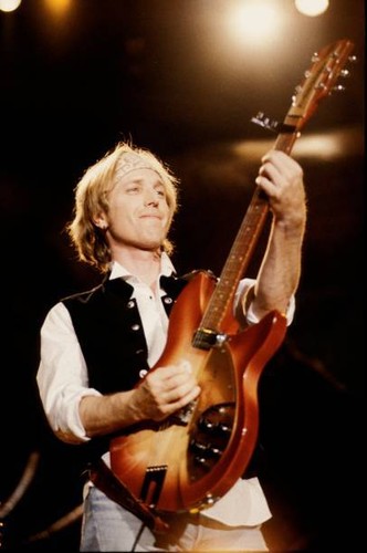 Ttom petty performing - petty,