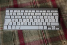 Apple Wireless Keyboard A1255 -Bluetooth - Aluminum -White Keys- Great Condition
