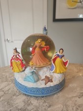 VTG RARE DISNEY WINTER PRINCESSES LARGE MUSICAL SNOW GLOBE CHRISTMAS WATERBALL