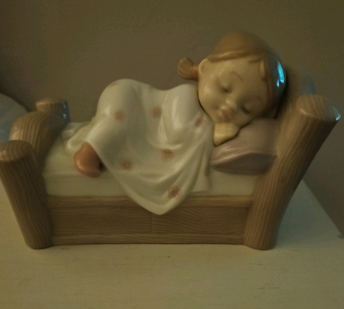 Nao lladro cosy dreams - by,