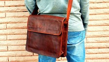 Borsa messenger vintage da uomo in vera pelle marrone.
