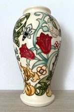 A BEAUTIFUL LARGE MOORCROFT "GOLDEN LILY (IVORY)" VASE DESIGNED BY RACHEL BISHOP