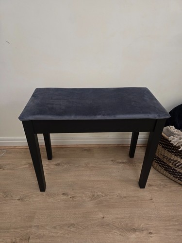 Piano stool hallway - stool/,