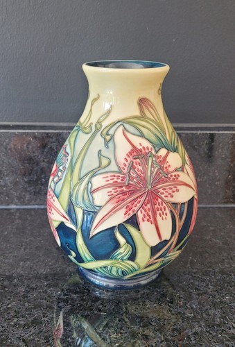 Beautiful moorcroft ceramic - beautiful,,