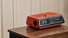 Sanyo Flip Clock Radio / Red /