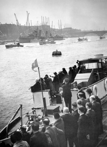 Spectators greet british - spectators,