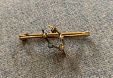 VINTAGE GOLD TONE HORSESHOE PEARLS AQUAMARINE BROOCH 1.64 GRAMS 3.5cm-WIDE (P3)