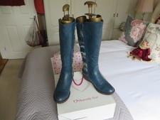 Heavenly Feet, Blue Knee