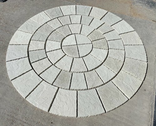 Wavy edge riven paving - wavy, circle