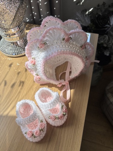 Baby bonnett and shoes hand - shoes,
