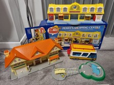 Oh Penny! House, shopping centre, pool, camper van. 