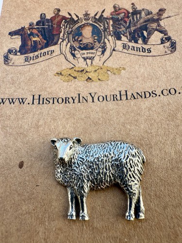 Silver sheep pewter pin badge - silver,