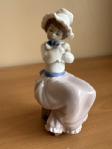 Lladro figurine girl cuddling - figurine,