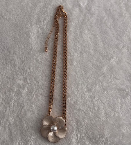 Gold tone chunky - tone, flower