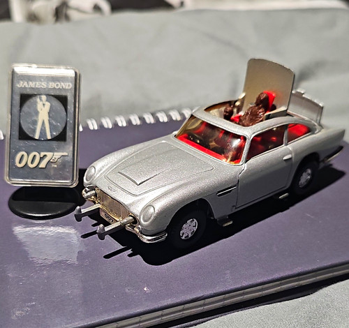 Corgi james bond 007 - james, 1:36