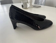 LADIES STUART WEITZMAN RUSSELL