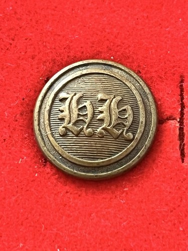 Hunt livery button north - button.,