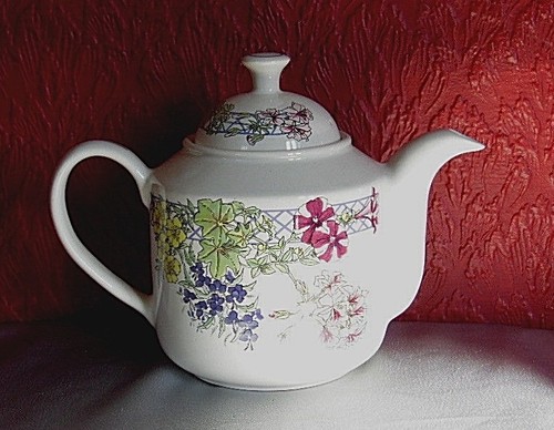 Wade ringtons tea - pot, floral
