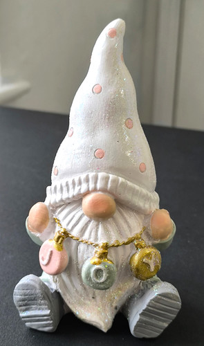 White pastel tone sitting gonk - white/pastel,