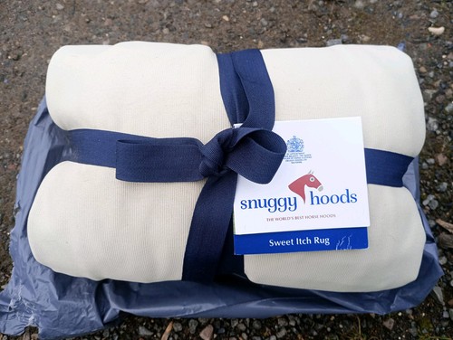 Bnwt snuggy hoods - snuggy,