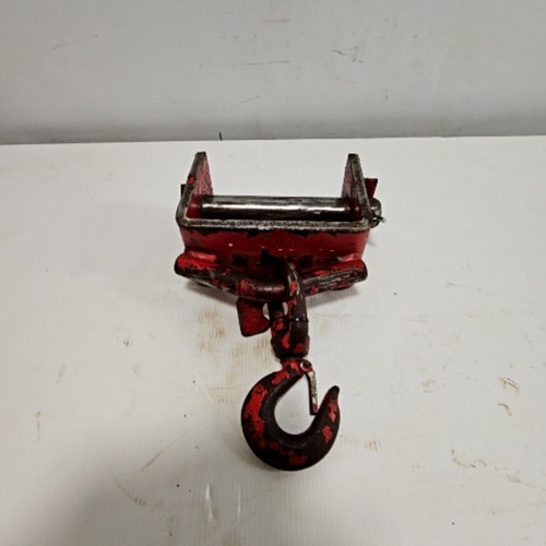 Forklift mounted lifting hook - mounted,