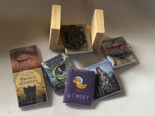 Miniature bookcase with - x1,
