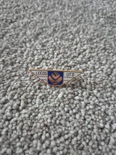 VINTAGE 1970'S LEEDS UNITED CREST WINGS COFFER ENAMEL FOOTBALL PIN BADGE