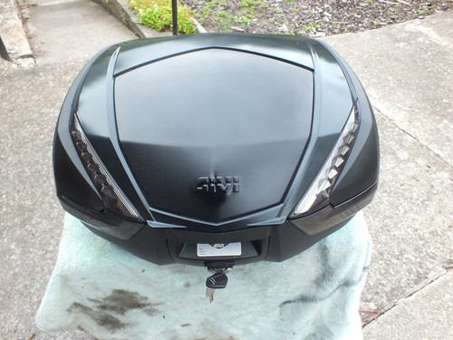 Givi v47 top - box, good