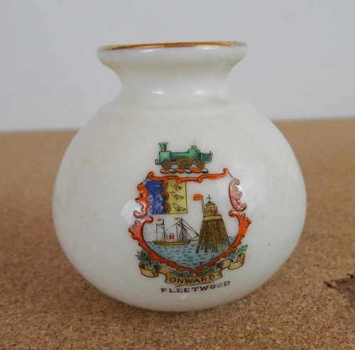 Crested ware shelley fleetwood - crested,