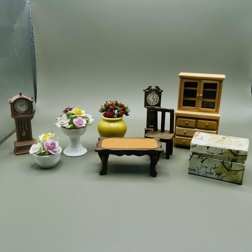 Miniature dolls house - dolls,
