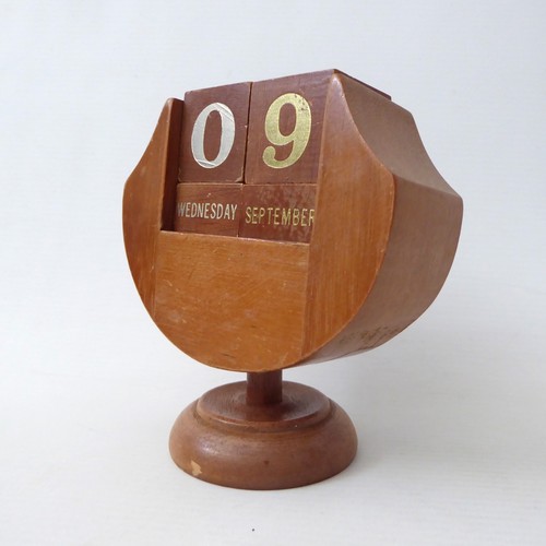 Perpetual desk calendar