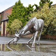 Stunning Recycled Metal Drinking Giraffe Garden Sculpture - 102cm
