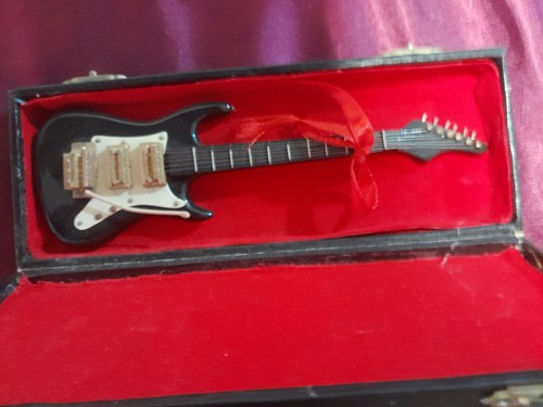 Mini strat style model - strat,